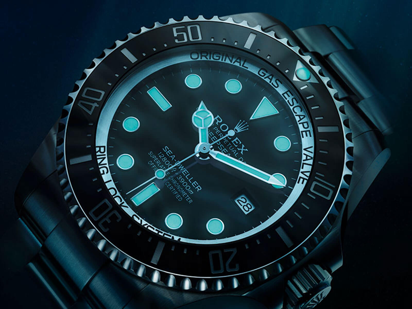 Rolex Deepsea Sea-Dweller 116660 was the first Rolex model with the Chromalight Display